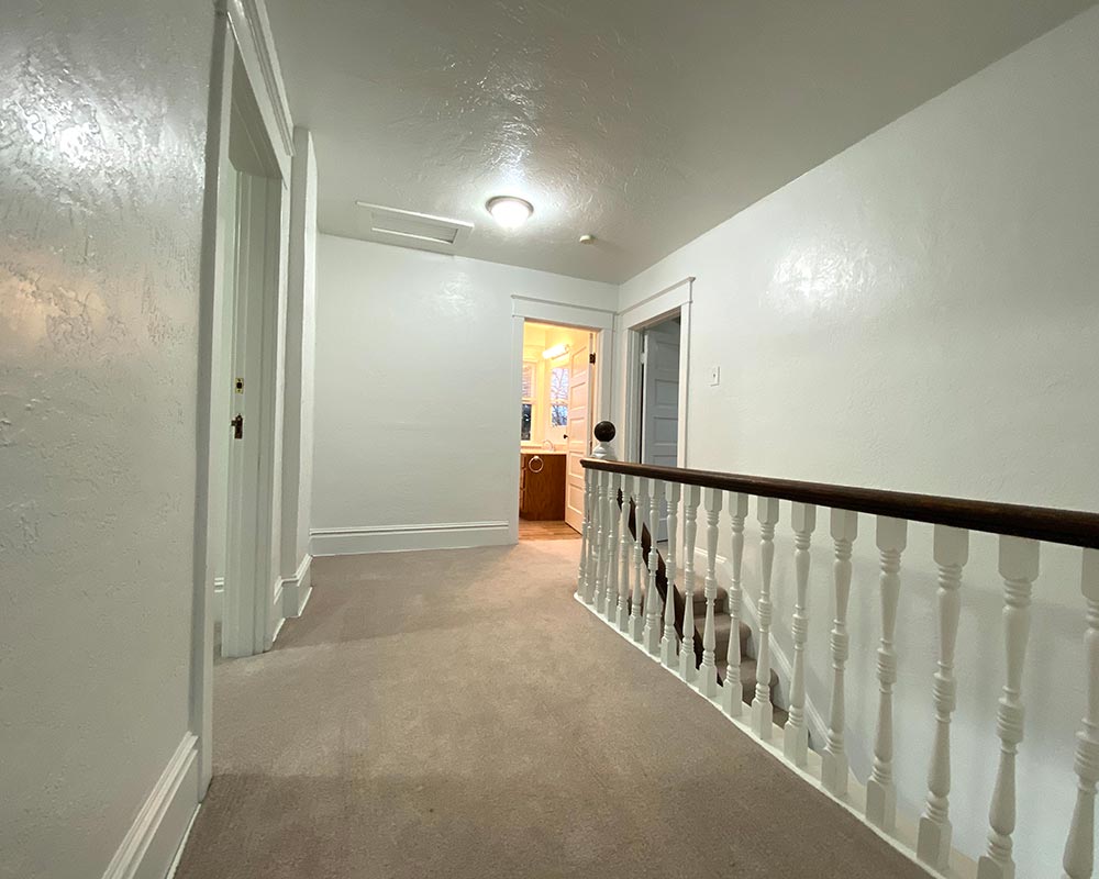 215 14th St SE, Salem OR 97301 - Upstairs Hallway